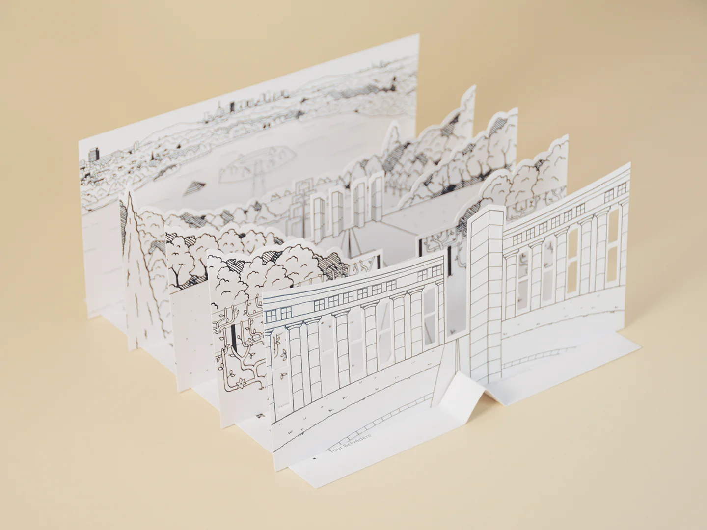 Mise en situation du diorama monté, photographié de biais et en légère plongée.