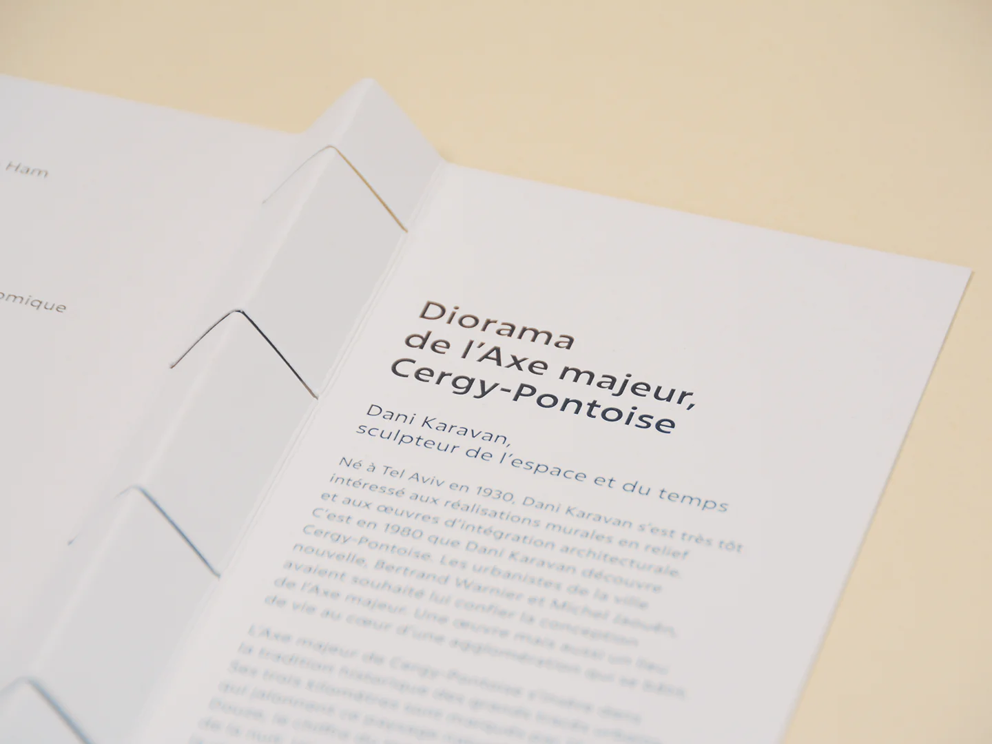 Détail du socle du diorama, focus sur le texte explicatif.
