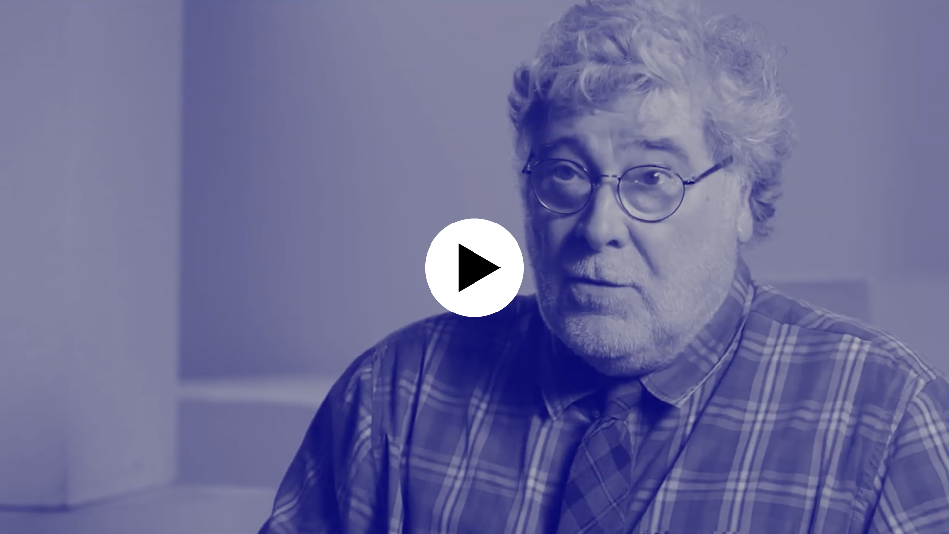Capture de la vidéo : portrait d'Etienne Robial. Icône play en surimpression indiquant que l'image est cliquable et mène vers un contenu vidéo.