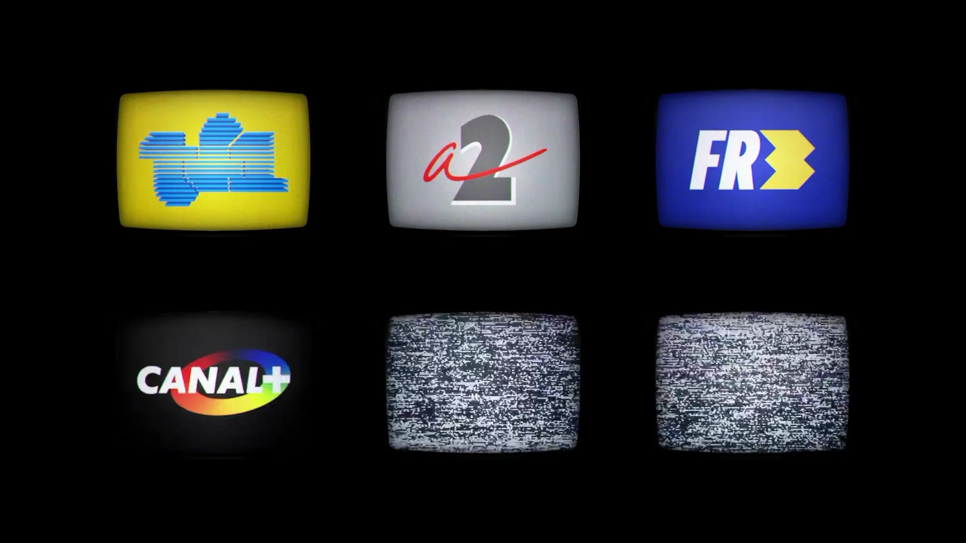 Capture de la vidéo : composition graphique montrant six écrans de télévision, affichant respectivement les logotypes de TF1, Antenne 2, FR3 et Canal+. Les deux derniers écrans contiennent de la neige.