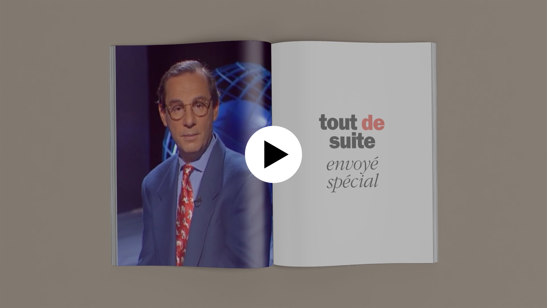 Capture de la vidéo : l'habillage de France 2 à double écran matérialisé sous la forme d'une double page de magazine. Icône play en surimpression indiquant que l'image est cliquable et mène vers un contenu vidéo.