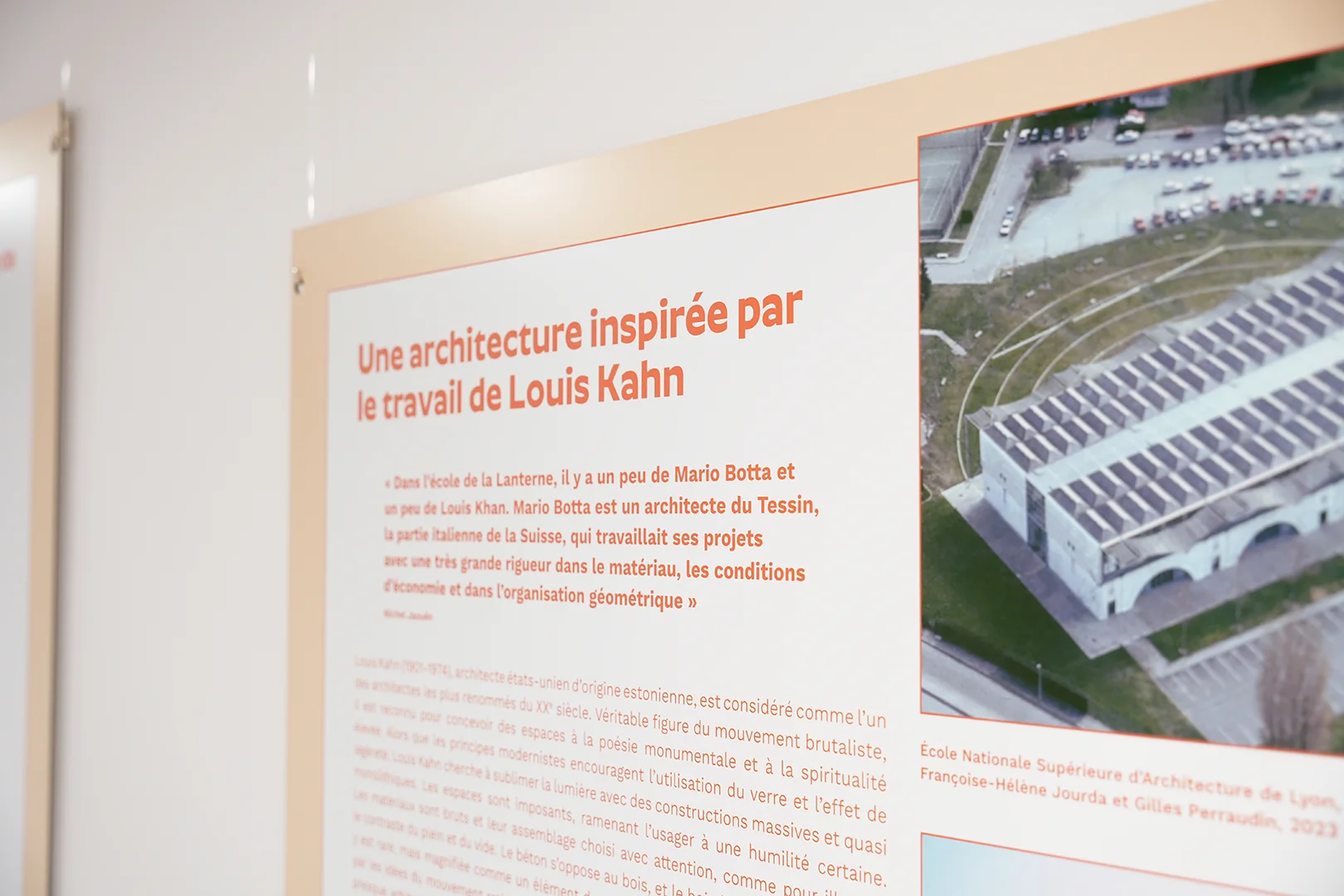 Détail du haut d'un panneau installé dans l'exposition. On y lit le titre « Une architecture inspirée par le travail de Louis Kahn ».