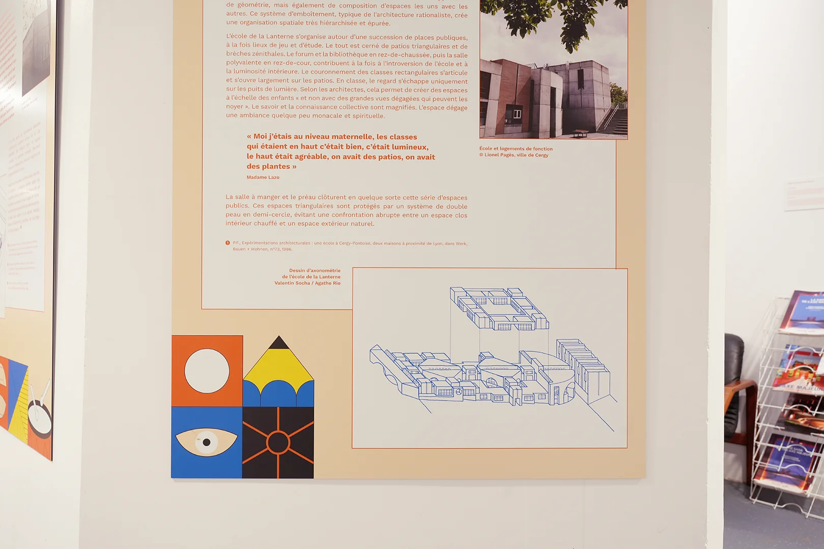 Détail du bas d'un panneau installé dans l'exposition. On y voit le plan de la Lanterne, sous la forme d'un dessin au trait bleu.
