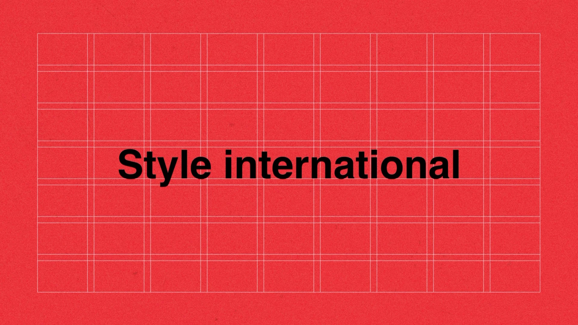 Capture de la vidéo : titre « style international » inscrit sur une grille blanche, fond rouge
