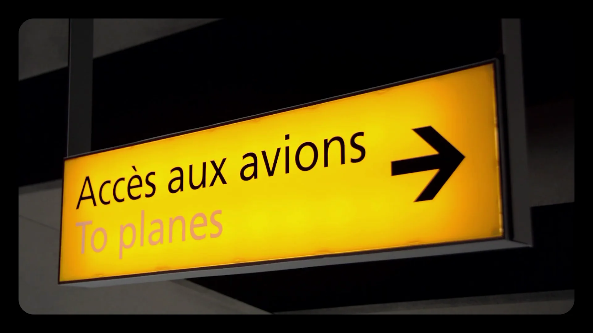 Capture de la vidéo : maquette d'un panneau signalétique de l'aéroport de Roissy Charles-de-Gaulle indiquant « Accès aux avions / To planes »