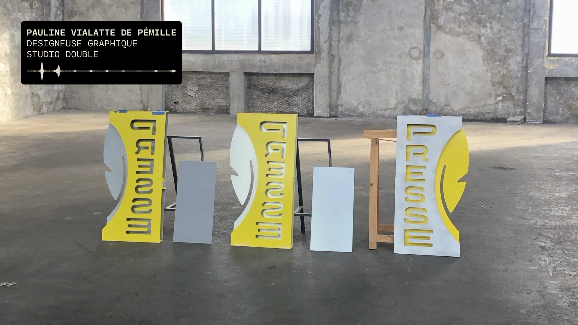 Capture de la vidéo : une image d'archive avec des prototypes de la nouvelle enseigne de la presse.