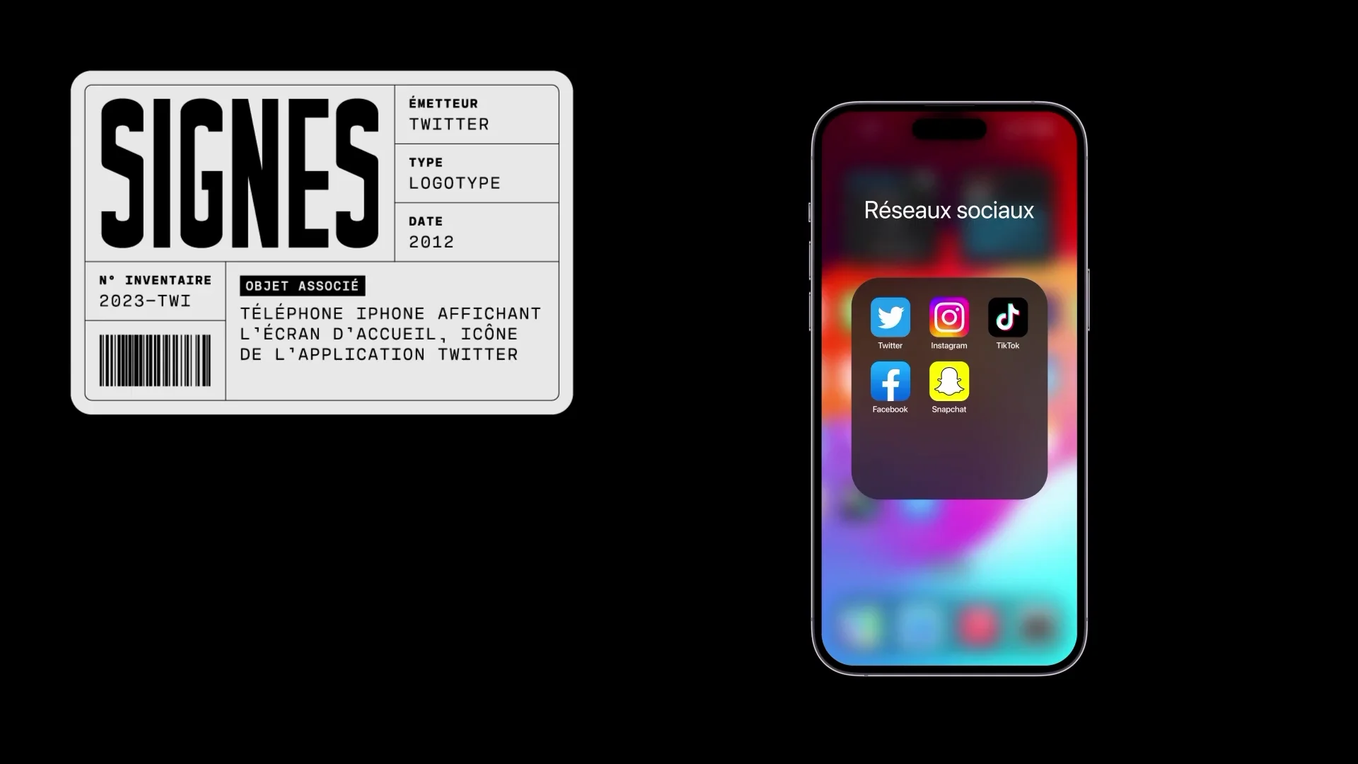 Capture de la vidéo : écran titre de la vidéo avec une fausse étiquette (comportant le logo de Signes, un code barre et des informations liées à l'épisode) ainsi qu'une image d'un écran d'iPhone, affichant notamment l'icône de Twitter