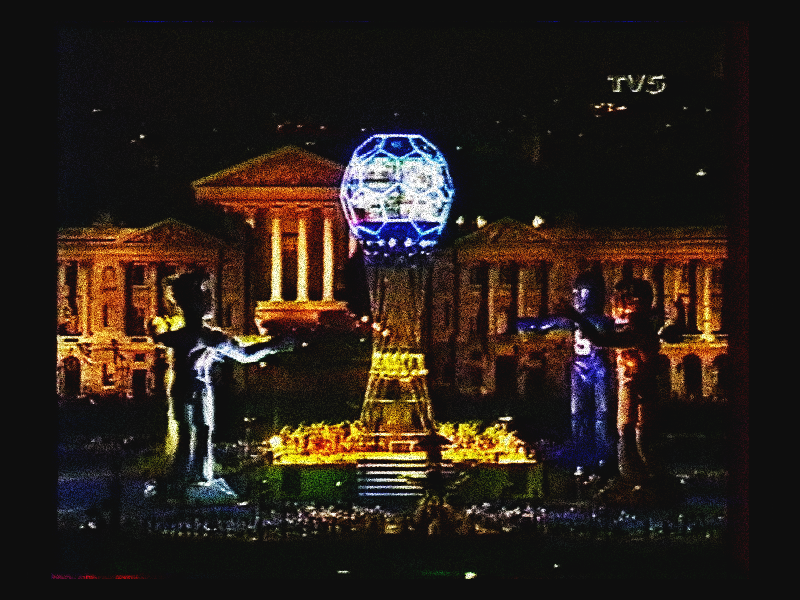 Les quatres géants réunis autour de la scène dressée sur la place de la Concorde